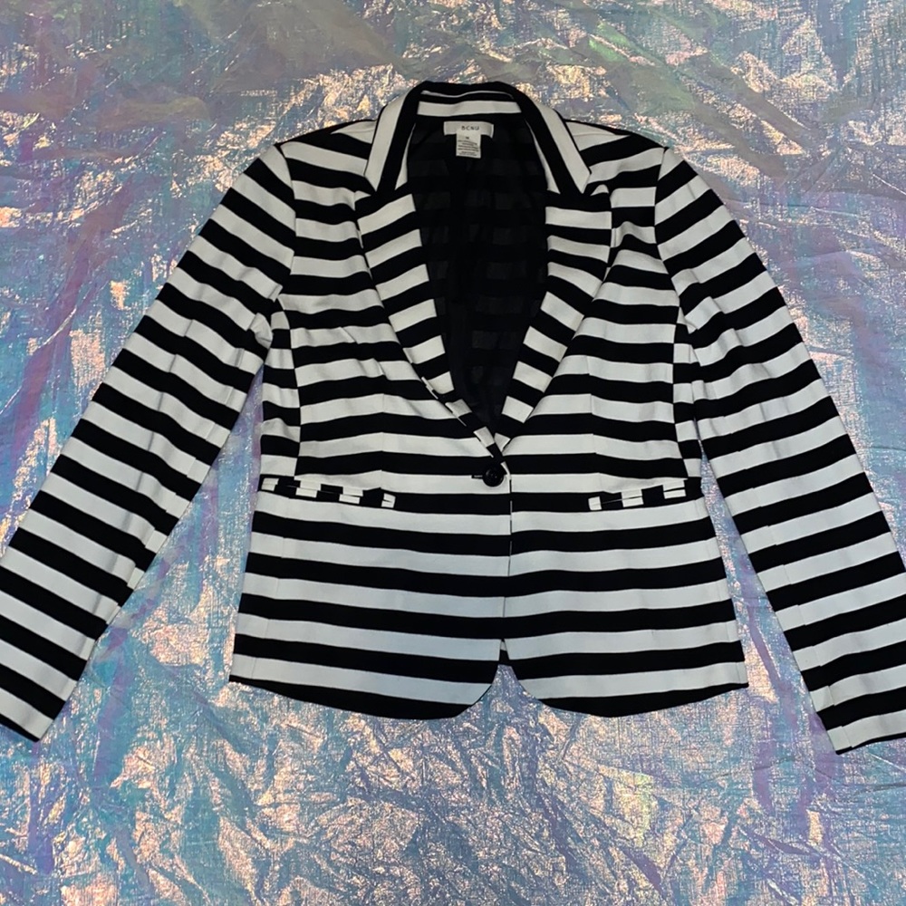 Black & white striped fitted blazer with button.